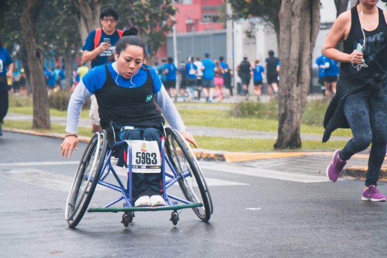 Eine Rollstuhlfahrerin nimmt an einem Marathon teil. Das soll die Inklusion im Sport verdeutlichen.
